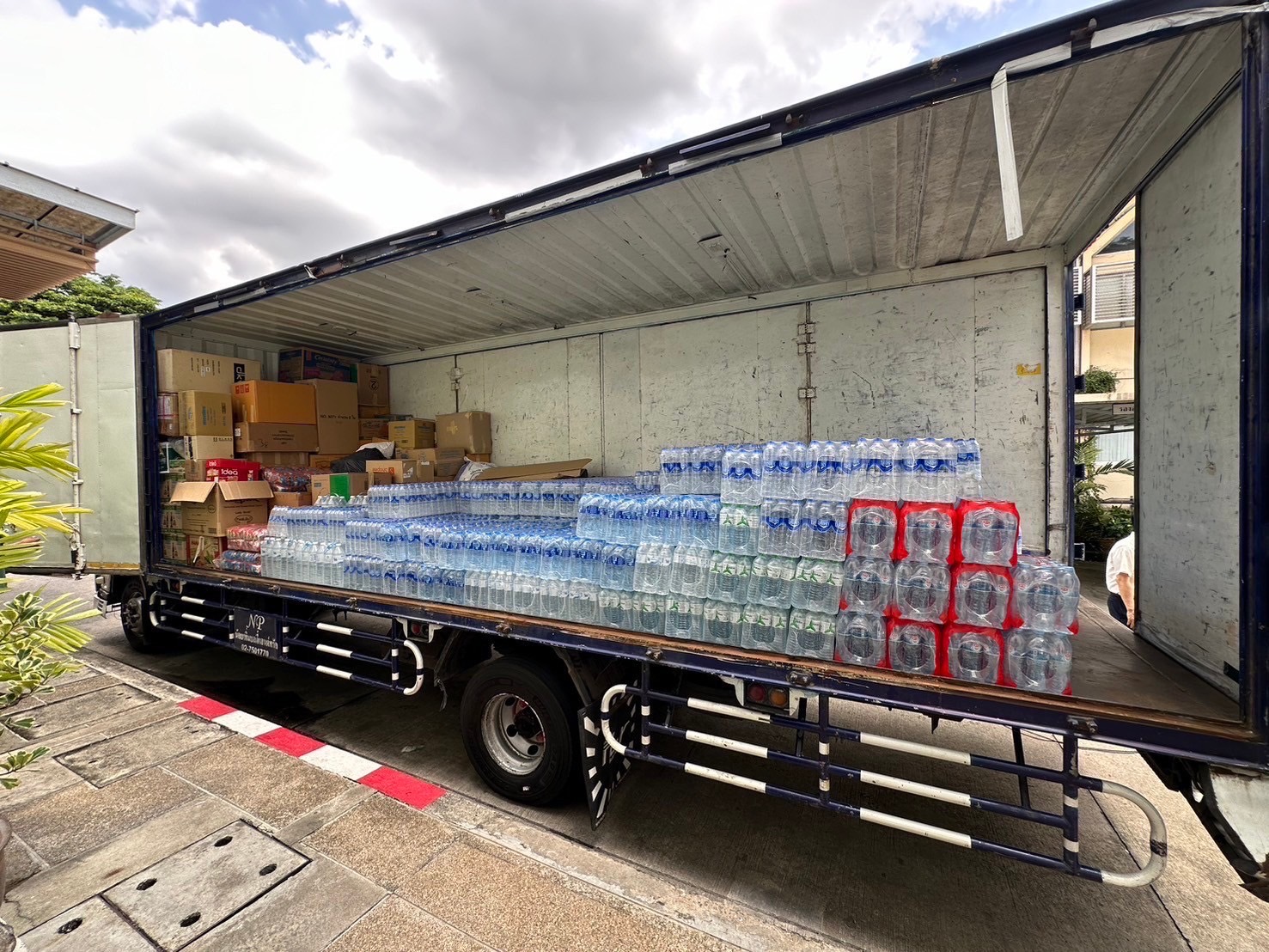�鶹���� has provided relief through donations to help flood victims in Nan Province. The Centre of Learning Network for Region (CLNR), �鶹����, has delivered items purchased with donations through the account set up for receiving contributions for flood victims in Nan, 