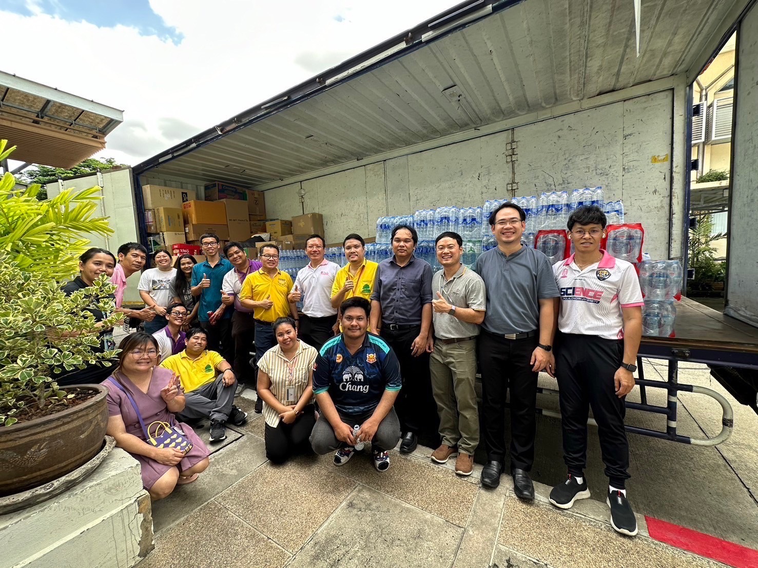 �鶹���� has provided relief through donations to help flood victims in Nan Province. The Centre of Learning Network for Region (CLNR), �鶹����, has delivered items purchased with donations through the account set up for receiving contributions for flood victims in Nan, 