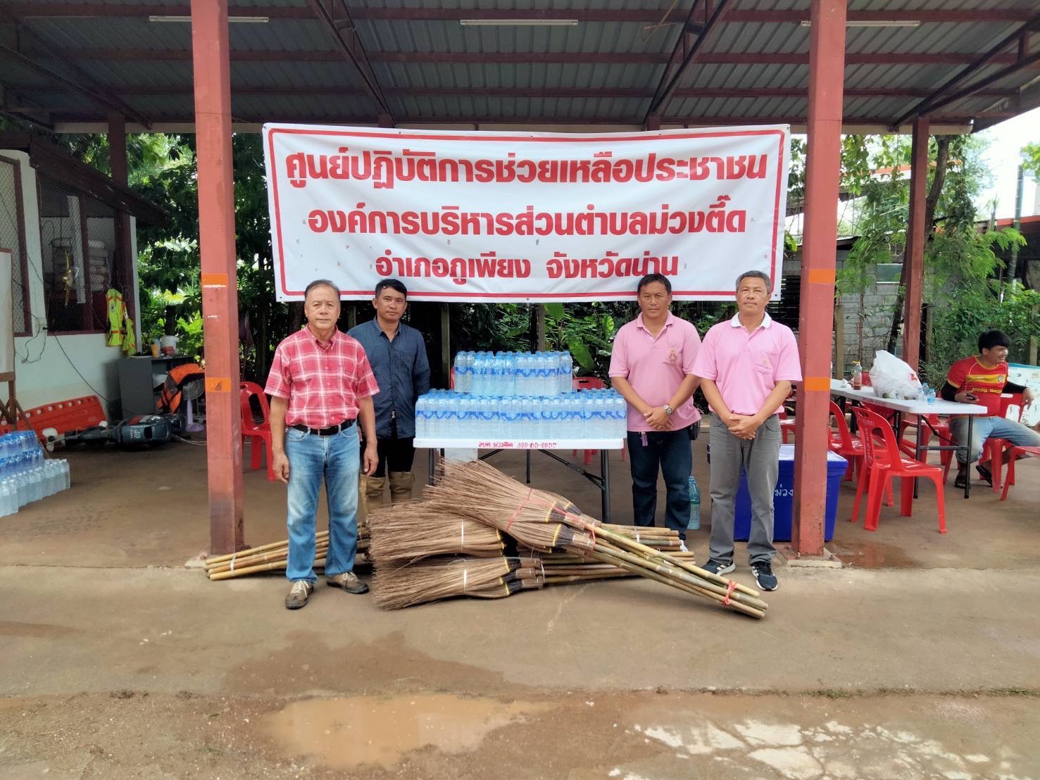 �鶹���� has provided relief through donations to help flood victims in Nan Province. The Centre of Learning Network for Region (CLNR), �鶹����, has delivered items purchased with donations through the account set up for receiving contributions for flood victims in Nan, 