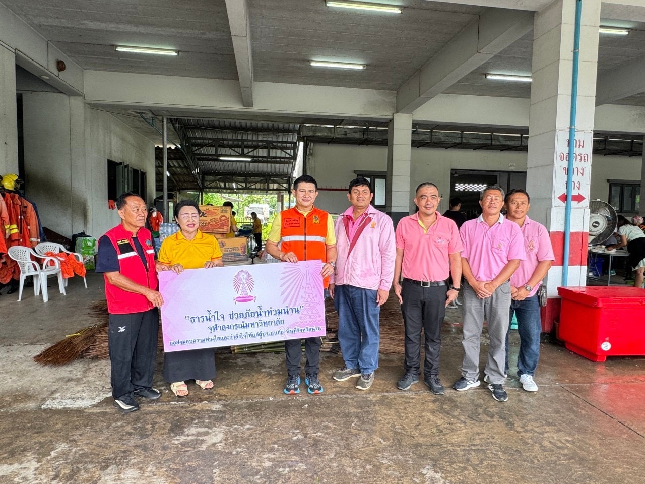 �鶹���� has provided relief through donations to help flood victims in Nan Province. The Centre of Learning Network for Region (CLNR), �鶹����, has delivered items purchased with donations through the account set up for receiving contributions for flood victims in Nan, 