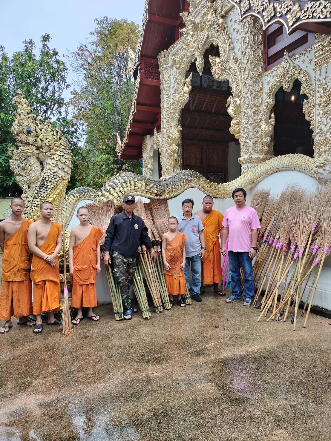 �鶹���� has provided relief through donations to help flood victims in Nan Province. The Centre of Learning Network for Region (CLNR), �鶹����, has delivered items purchased with donations through the account set up for receiving contributions for flood victims in Nan, 