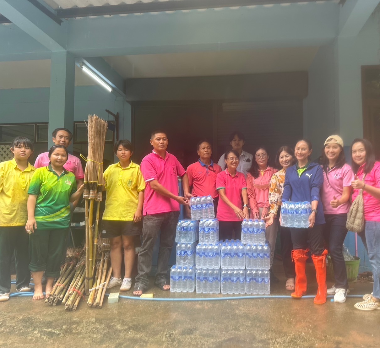 �鶹���� has provided relief through donations to help flood victims in Nan Province. The Centre of Learning Network for Region (CLNR), �鶹����, has delivered items purchased with donations through the account set up for receiving contributions for flood victims in Nan, 