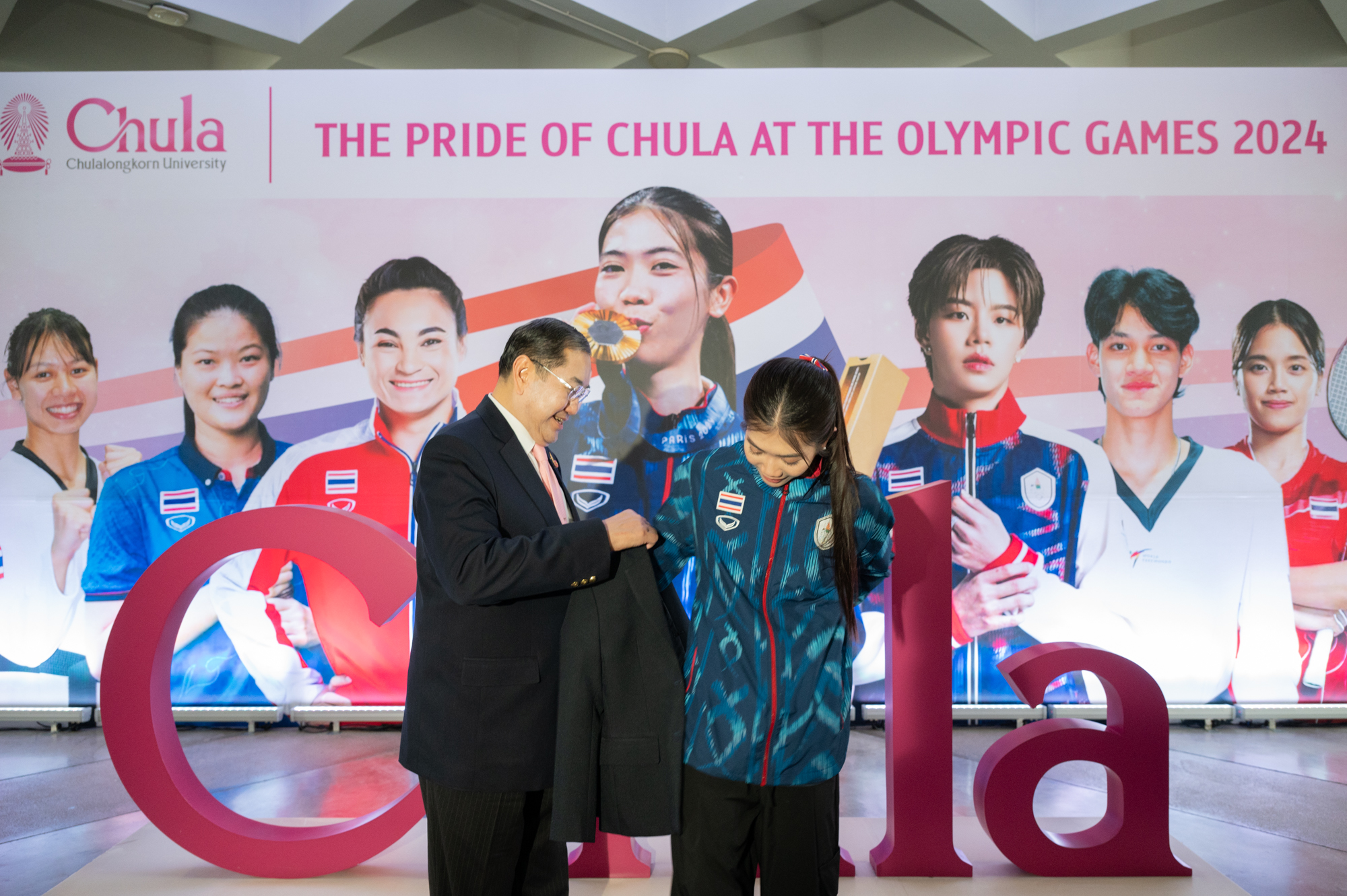Panipak Wongpattanakit, Alumna, Faculty of Sports Science, �鶹���� and Professor Emeritus Dr. Surakiart Sathirathai, Chairman, �鶹���� Council 