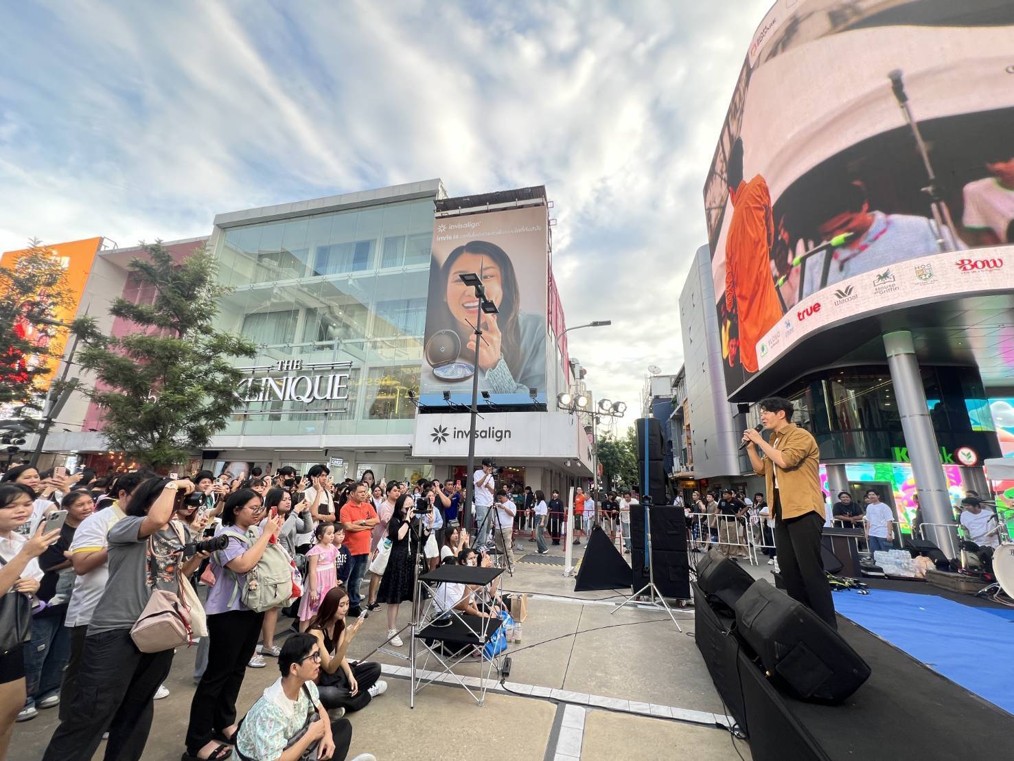 PMCU Teams Up with "Artists Unite for Charity" for "Water Recedes, Friends Emerge" Concert to Support Northern Thailand Flood Victims @Siam Square Walking Street?
