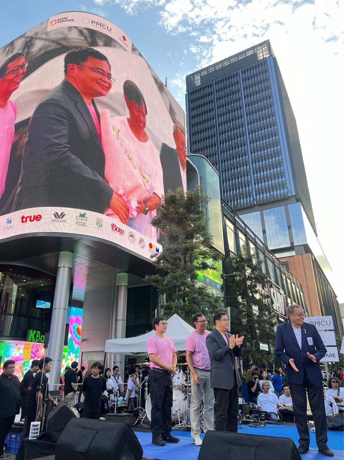 PMCU Teams Up with "Artists Unite for Charity" for "Water Recedes, Friends Emerge" Concert to Support Northern Thailand Flood Victims @Siam Square Walking Street?