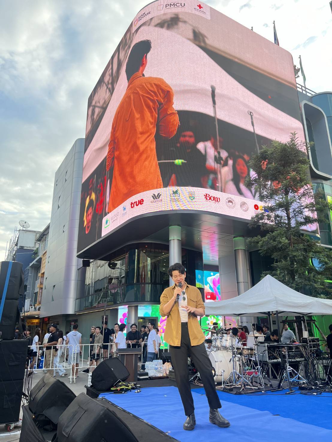 PMCU Teams Up with "Artists Unite for Charity" for "Water Recedes, Friends Emerge" Concert to Support Northern Thailand Flood Victims @Siam Square Walking Street?