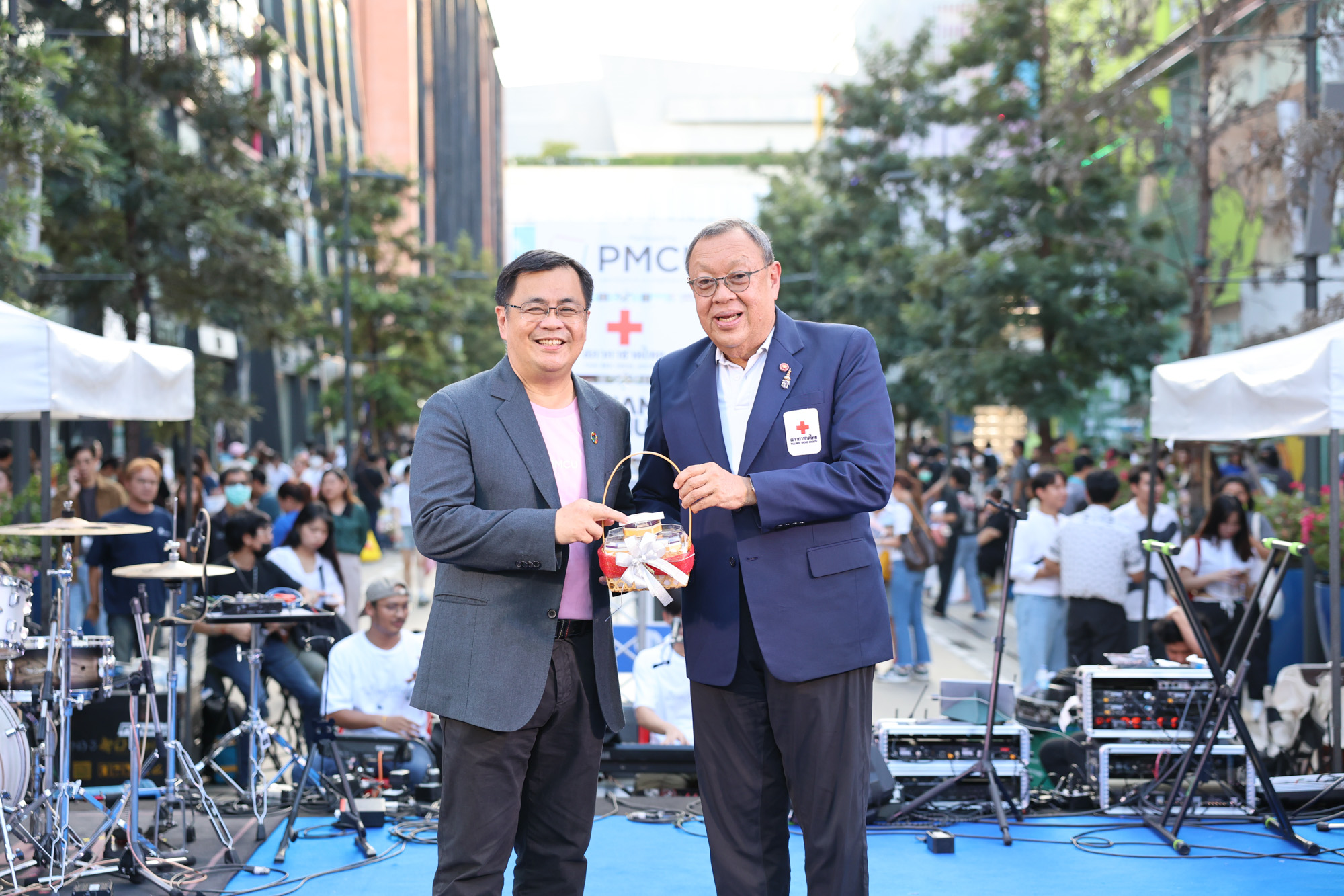 PMCU Teams Up with "Artists Unite for Charity" for "Water Recedes, Friends Emerge" Concert to Support Northern Thailand Flood Victims @Siam Square Walking Street?