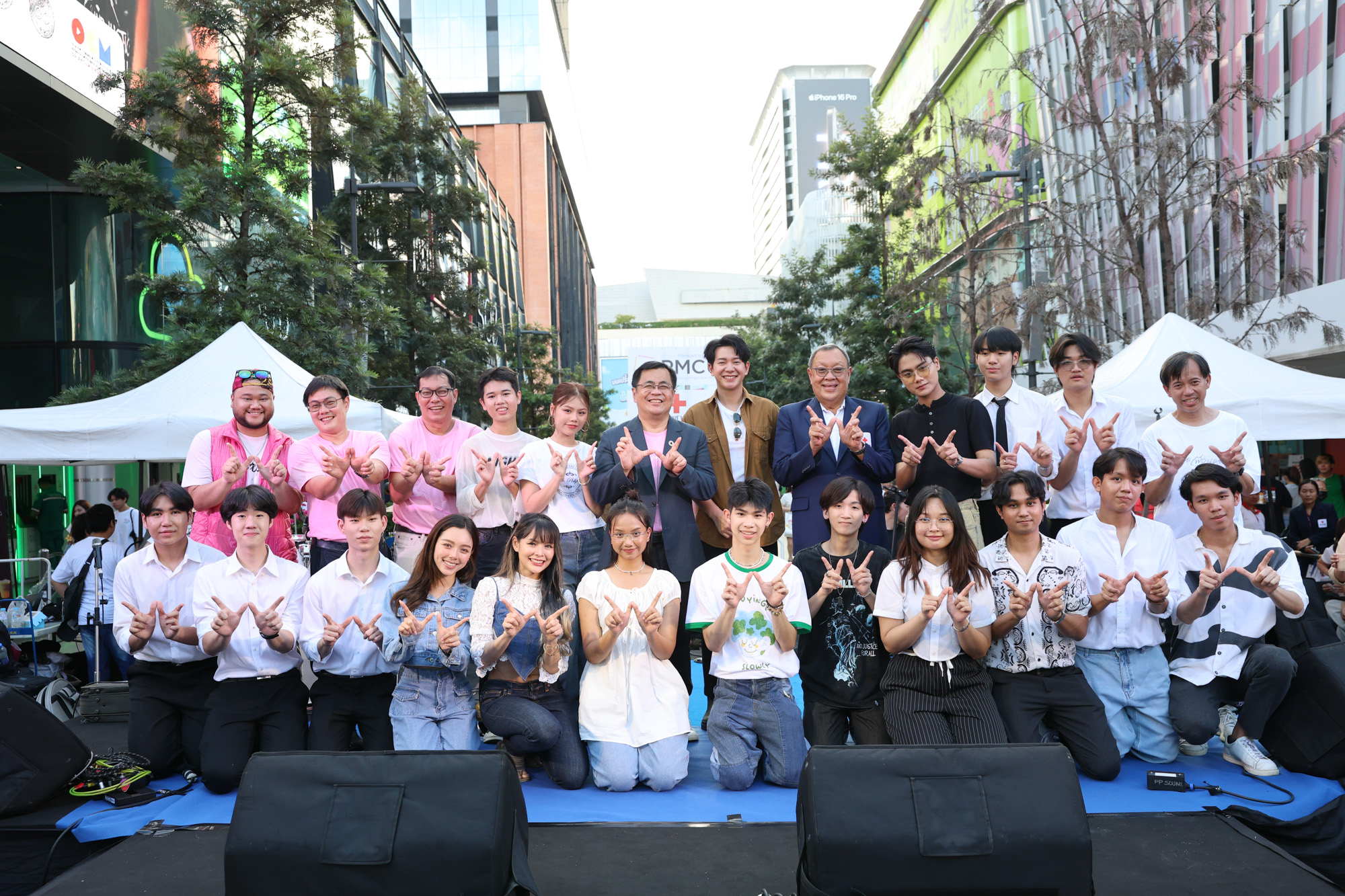 PMCU Teams Up with "Artists Unite for Charity" for "Water Recedes, Friends Emerge" Concert to Support Northern Thailand Flood Victims @Siam Square Walking Street?