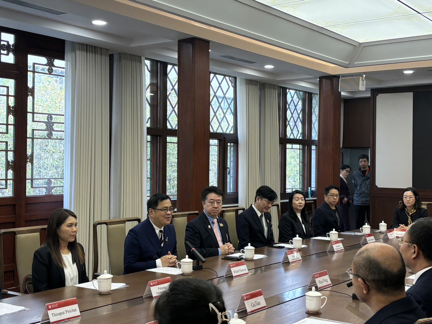 �鶹���� Executives Visit Peking University?