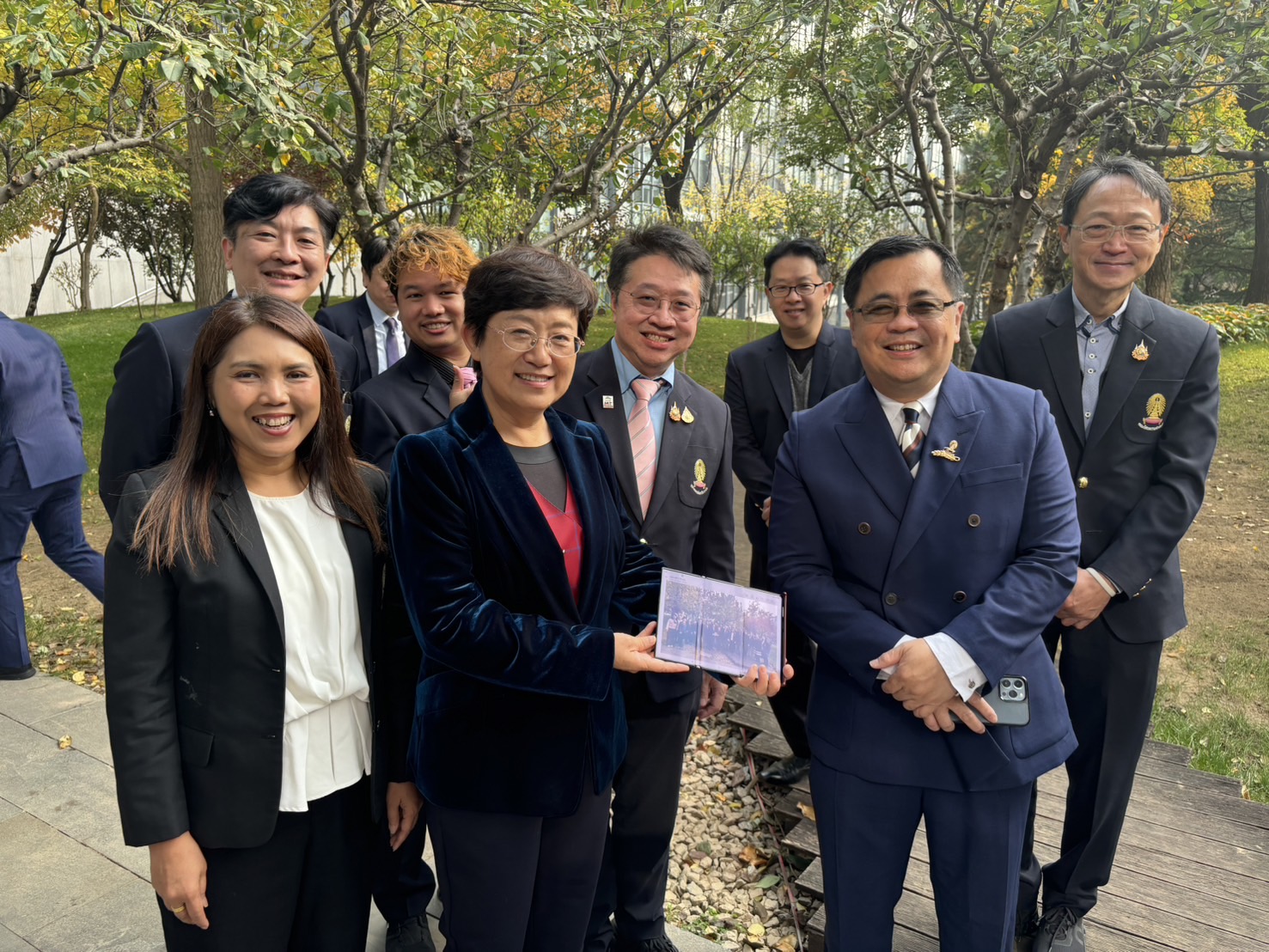 �鶹���� Executives Visit Peking University?