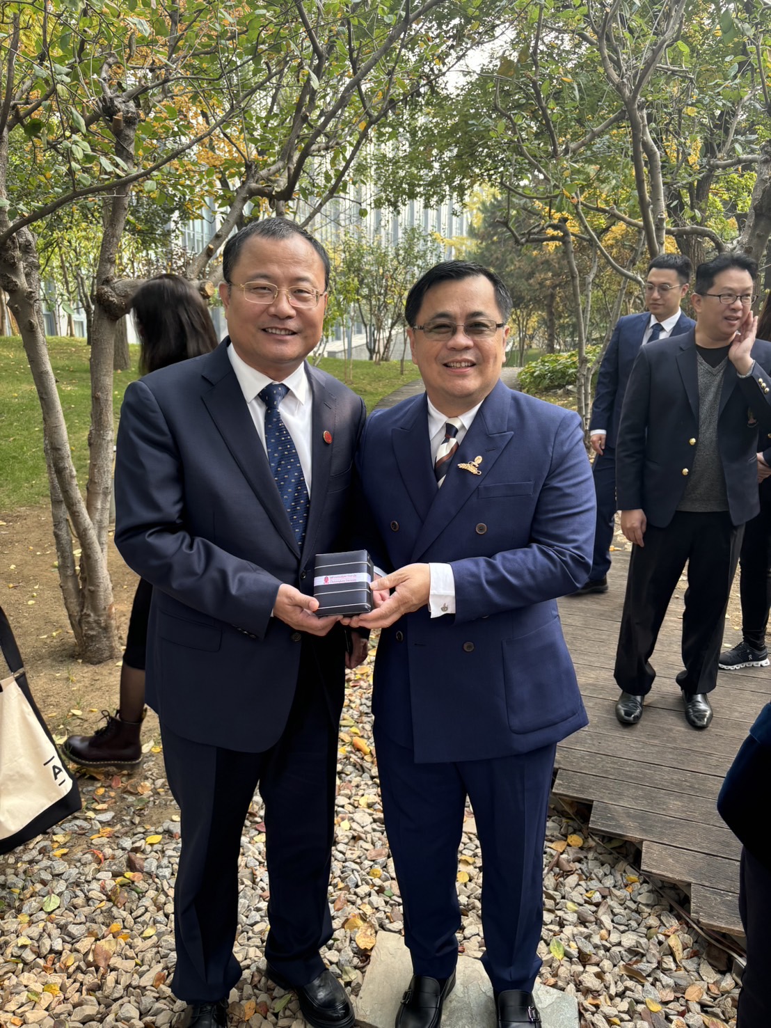 �鶹���� Executives Visit Peking University?