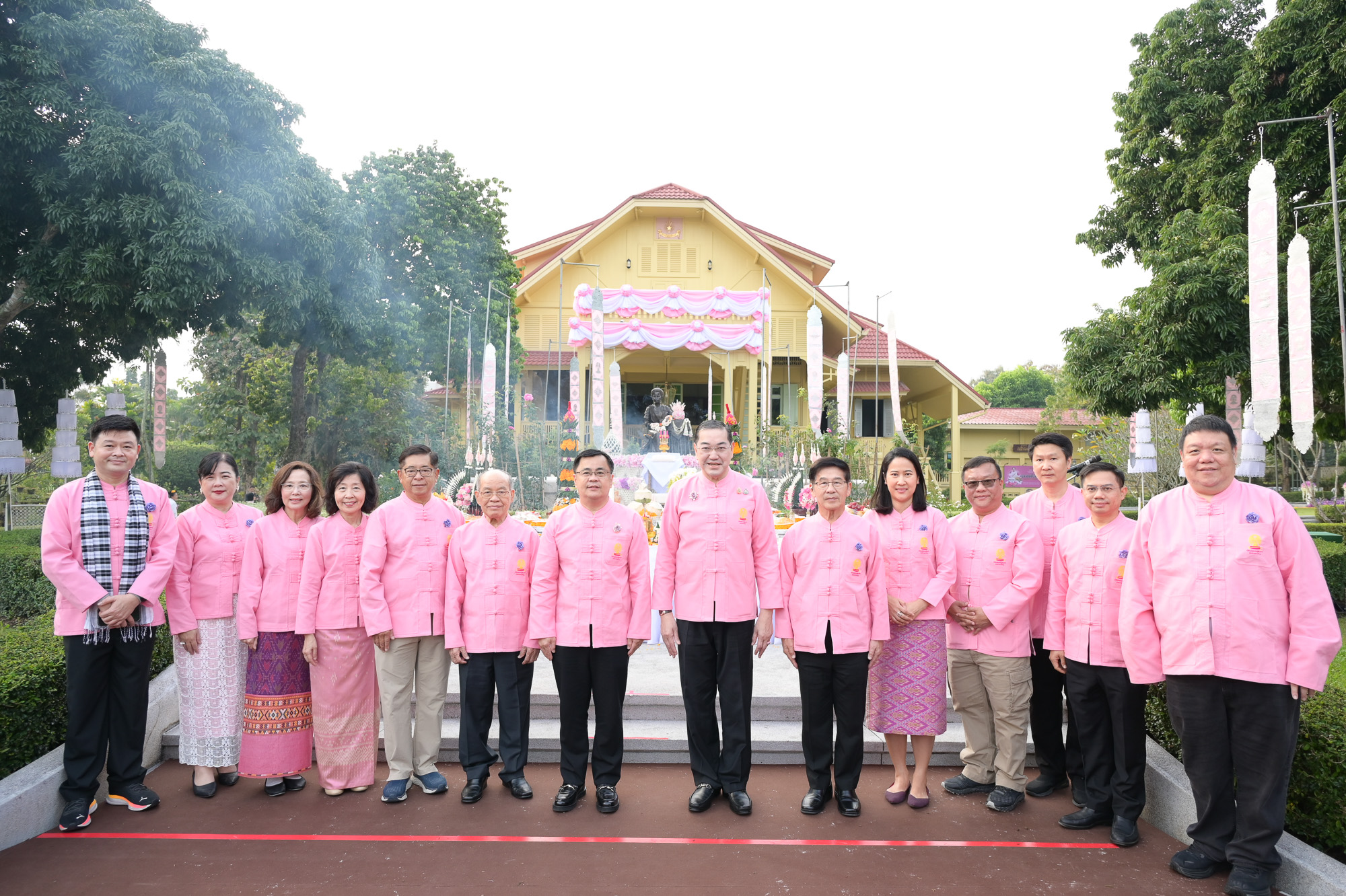 Representing His Majesty the King, the Privy Councillor, Presents Awards to the Winning Team of the Bangkok Business Challenge 2025