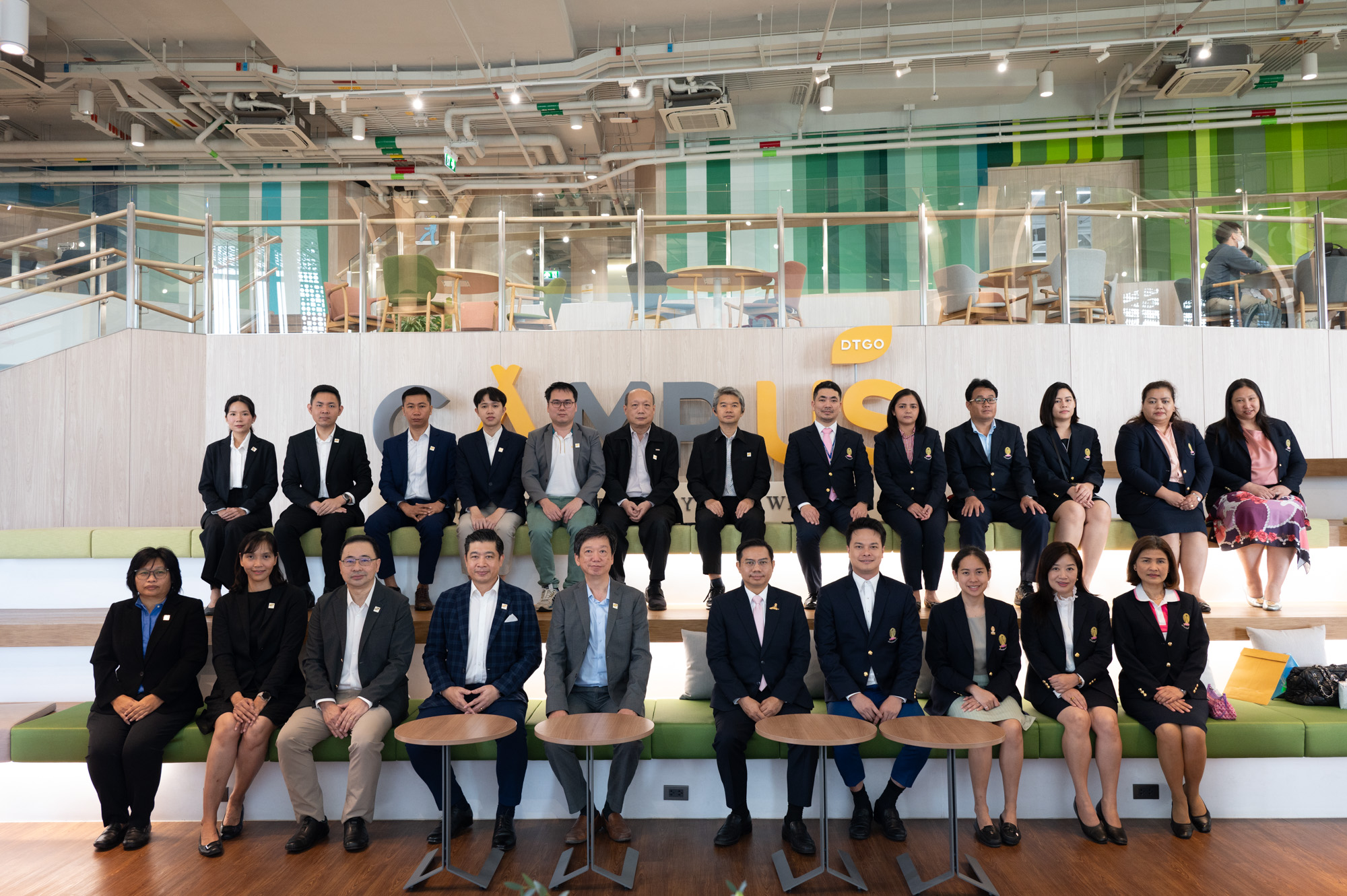 Representing His Majesty the King, the Privy Councillor, Presents Awards to the Winning Team of the Bangkok Business Challenge 2025