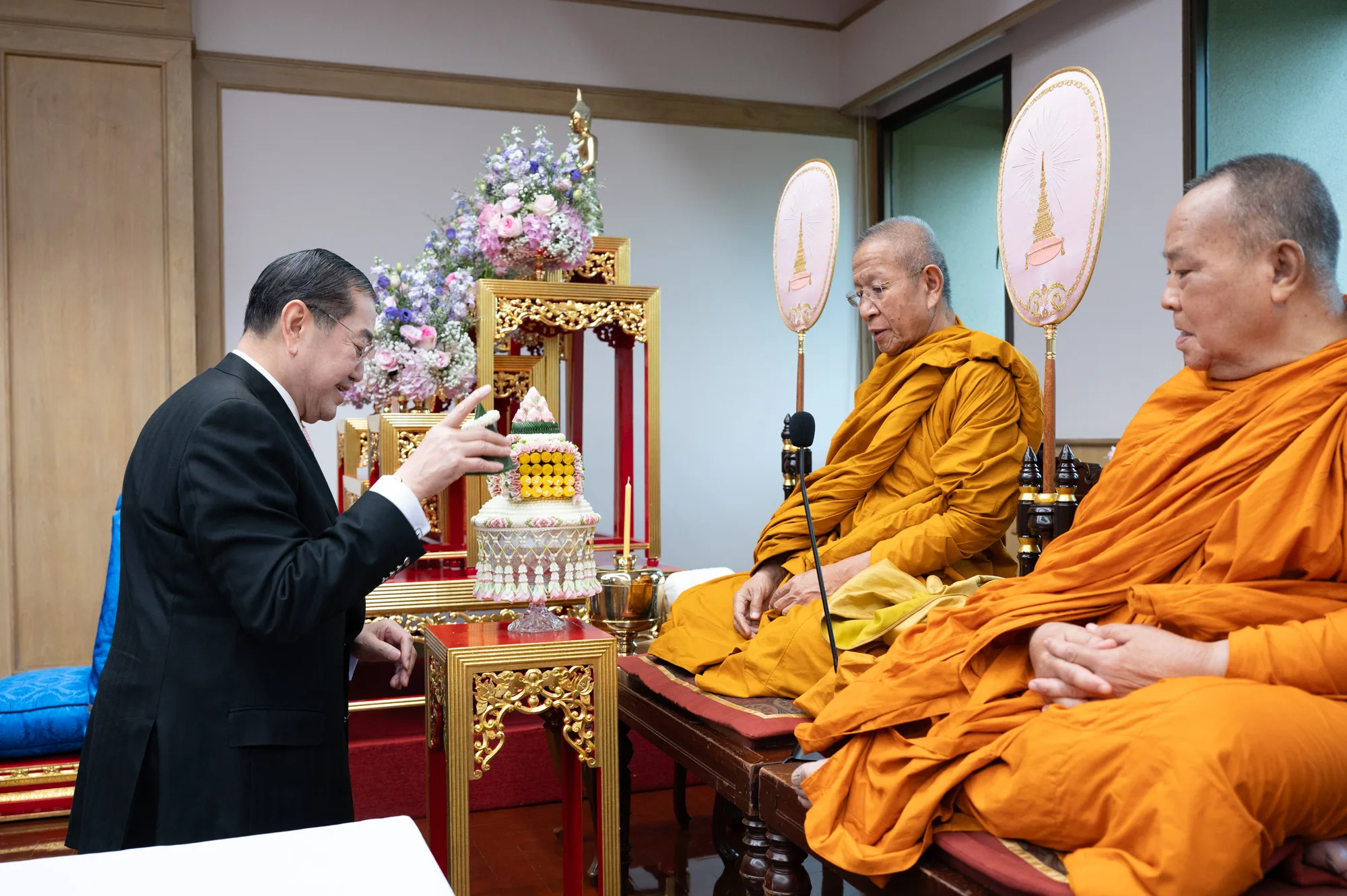 Representing His Majesty the King, the Privy Councillor, Presents Awards to the Winning Team of the Bangkok Business Challenge 2025