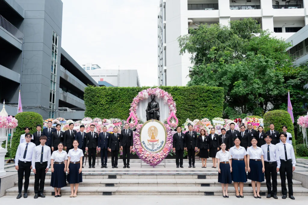 นายกสภาจุฬาฯ และผู้บริหารจุฬาฯ ร่วมพิธีวางพวงมาลาถวายสักการะ เนื่องในวันอานันทมหิดล