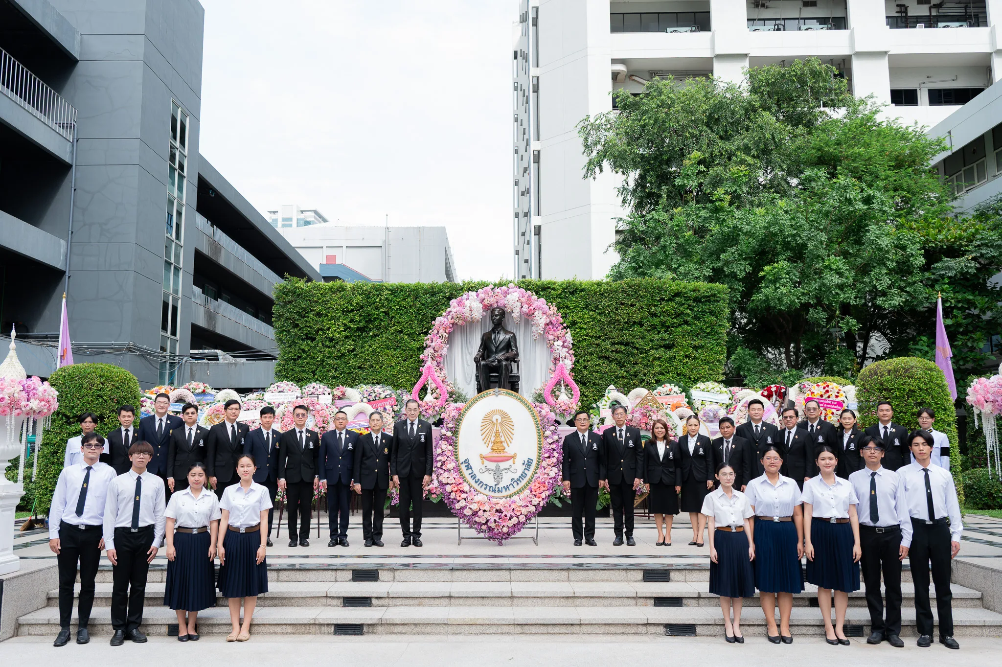 นายกสภาจุฬาฯ และผู้บริหารจุฬาฯ ร่วมพิธีวางพวงมาลาถวายสักการะ เนื่องในวันอานันทมหิดล