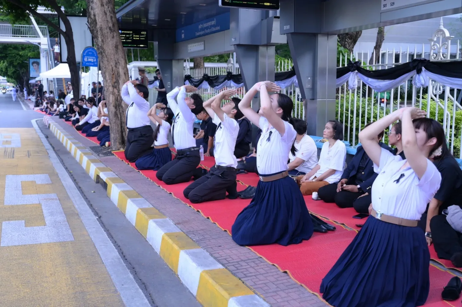 จุฬาฯ เฝ้าฯ รับเสด็จพระบาทสมเด็จพระเจ้าอยู่หัวและสมเด็จพระนางเจ้าฯ พระบรมราชินี ในการเชิญพระศพสมเด็จพระเจ้าลูกเธอ เจ้าฟ้าพัชรกิติยาภา นเรนทิราเทพยวดี กรมหลวงราชสาริณีสิริพัชร มหาวัชรราชธิดา จากโรงพยาบาลจุฬาลงกรณ์  ไปยังพระบรมมหาราชวัง