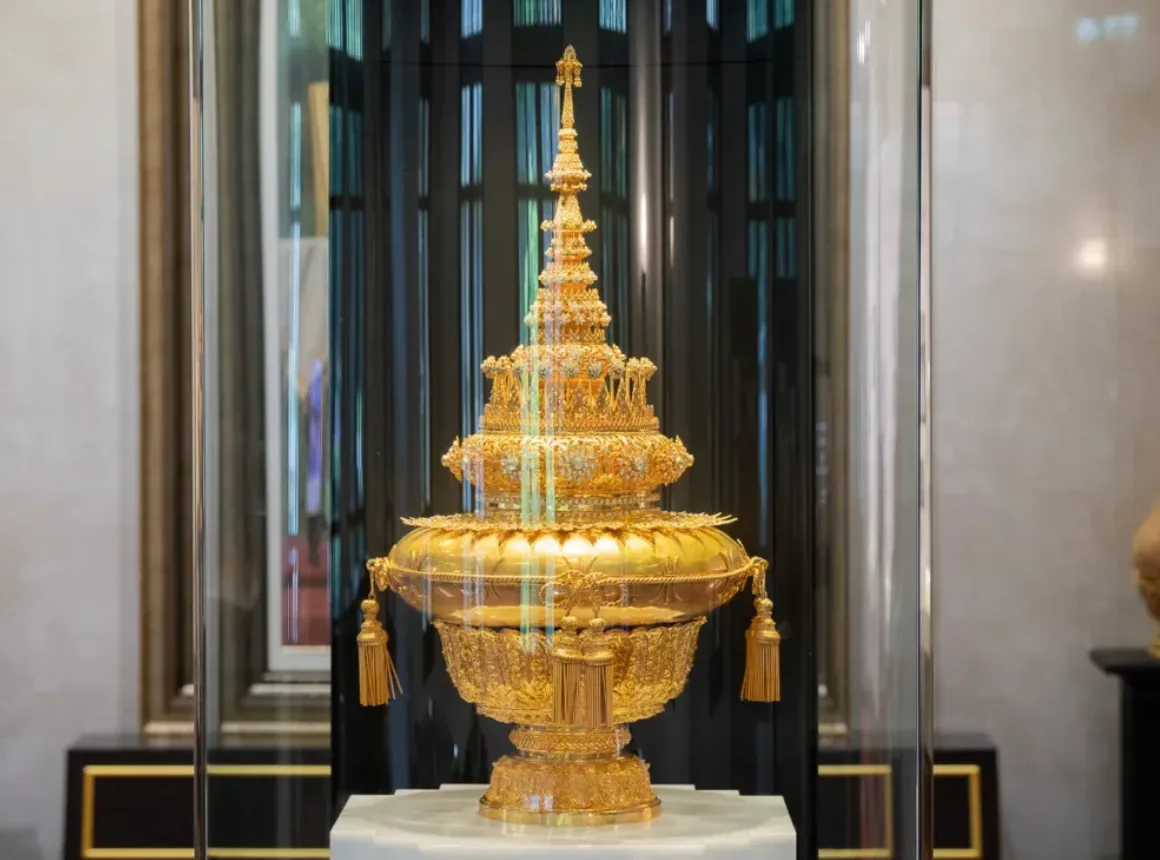 พระเกี้ยวและเสื้อครุยบัณฑิตชั้นพิเศษ สิ่งทรงคุณค่า จัดแสดง ณ หอประวัติจุฬาฯ (ตอนที่ 3)