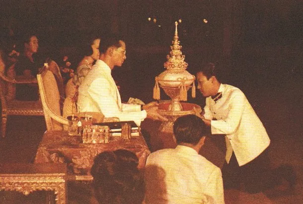 ในหลวงรัชกาลที่ 9 พระราชทานพระเกี้ยวจำลองให้แก่นายธีรชัย เชมนะศิริ นายกสโมสรนิสิตจุฬาลงกรณ์มหาวิทยาลัย