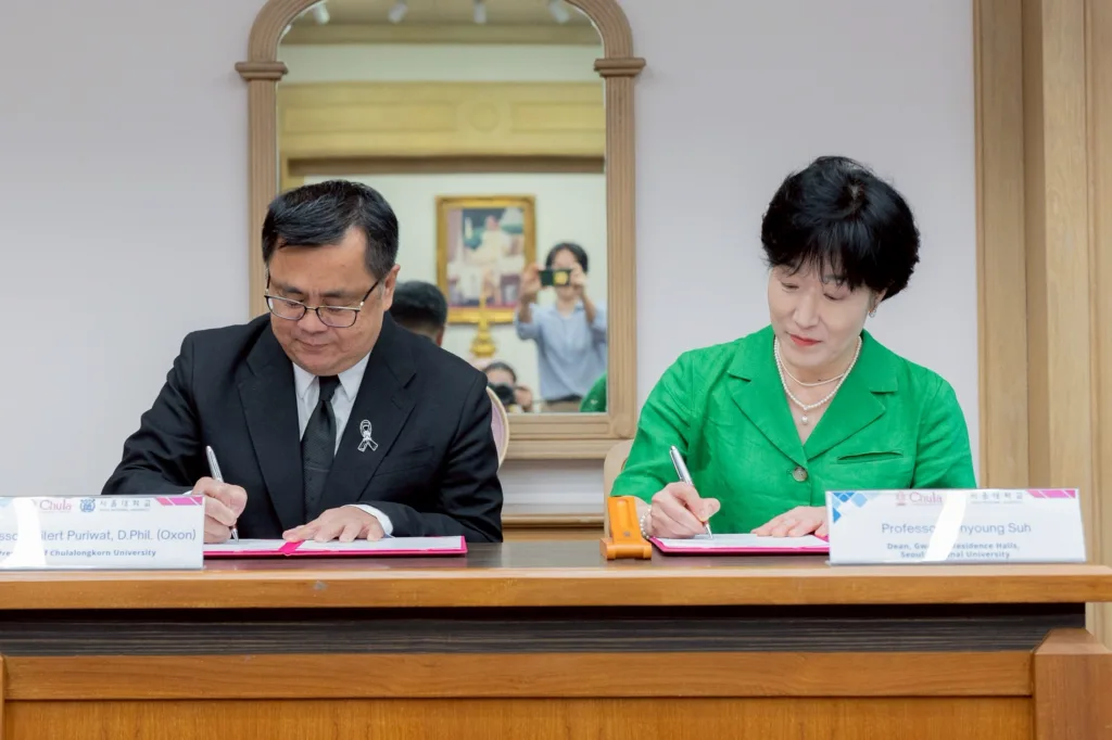 Professor Dr.?Wilert?Puriwat, President of 麻豆国产 (left) and Eunyoung?Suh, Dean of?Gwanak?Residence Halls, Seoul National University (right)