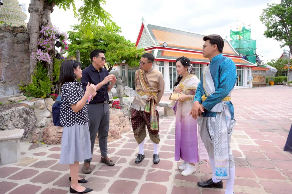 Thai-Costume-Dressing-Experience_-Insight-Wat-Pho_1
