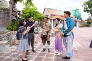 Thai-Costume-Dressing-Experience_-Insight-Wat-Pho_1
