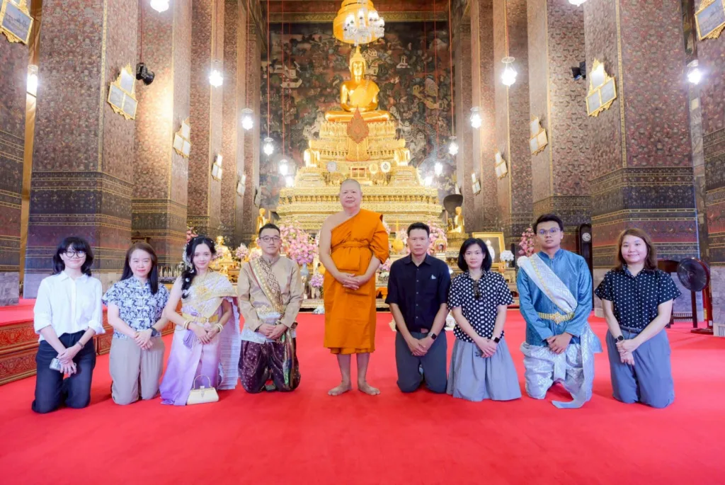 Thai-Costume-Dressing-Experience_-Insight-Wat-Pho_2
