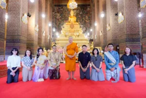 Thai-Costume-Dressing-Experience_-Insight-Wat-Pho_2