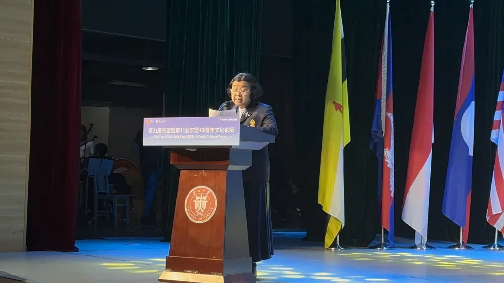 Professor Dr. Khamkhom Pornprasert, Dean of the Faculty of Fine and Applied Arts, Chulalongkorn University
