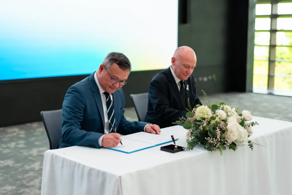 Mr. Uthai Uthaisangsuk, Group Chief Executive Officer, Sansiri Public Company Limited (left) and Prof. Dr. Ian Fenwick, Director of Sasin School of Management, Chulalongkorn University (right)