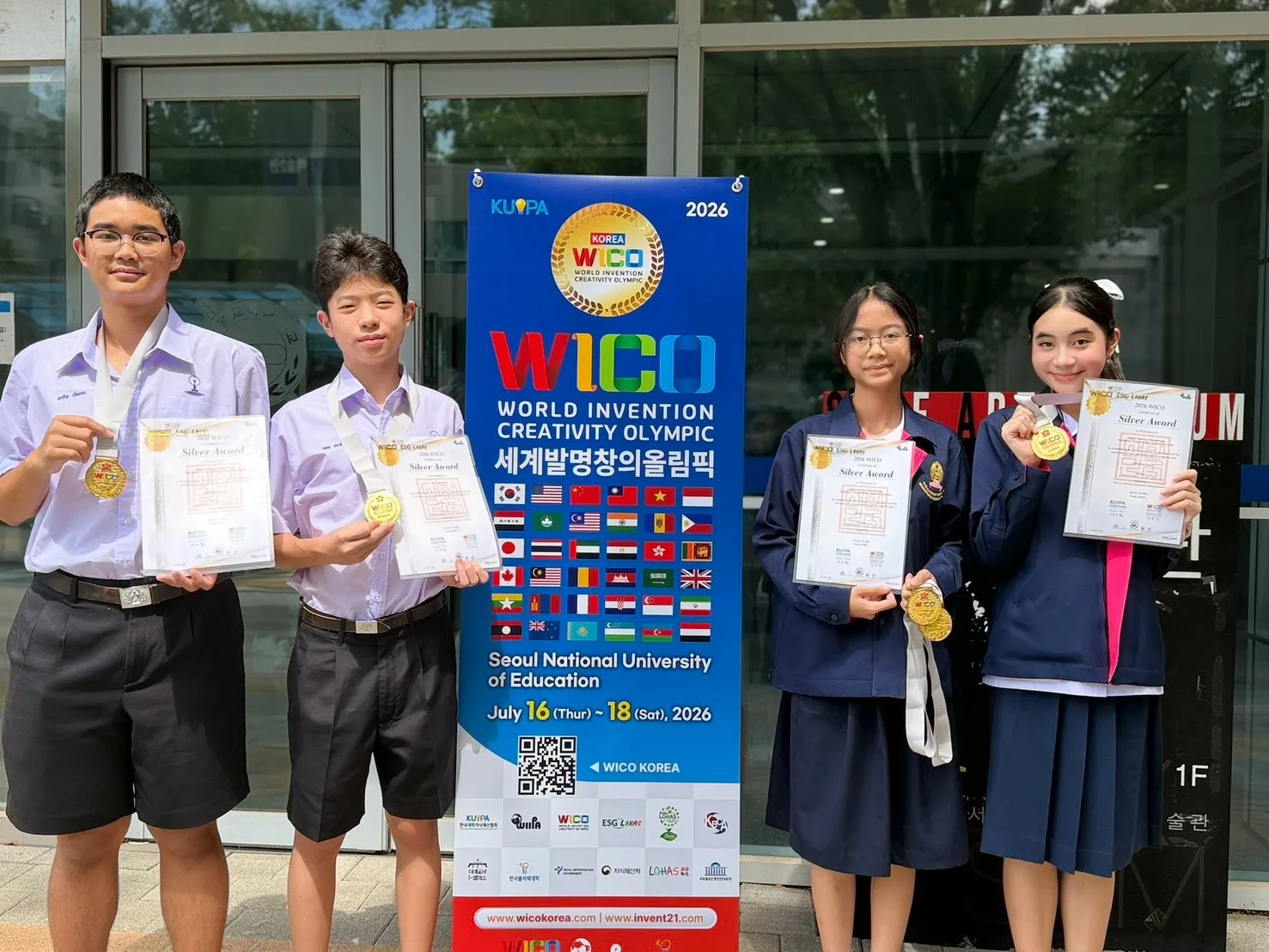 อาจารย์และนักเรียนสาธิตจุฬาฯ คว้าเหรียญทองและรางวัลต่าง ๆ รวม 12 รางวัล การประกวดสิ่งประดิษฐ์และนวัตกรรมระดับนานาชาติที่เกาหลีใต้