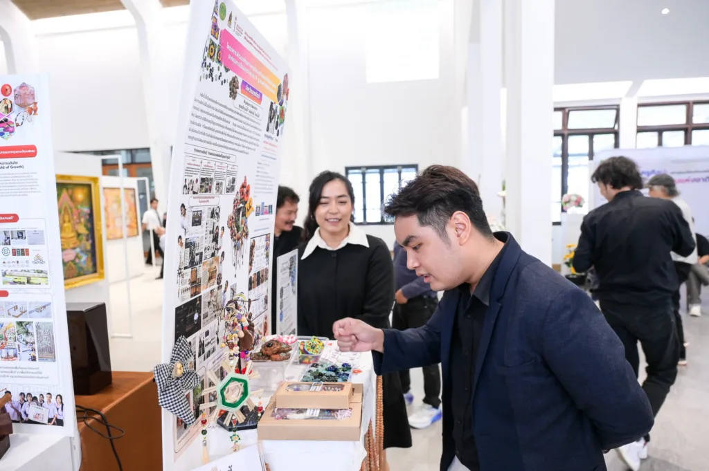 ครุศิลป์ จุฬาฯ เปิดนิทรรศการผลงานครูศิลปะจาก 6 ภูมิภาค ต่อยอดทุนวัฒนธรรมชุมชนสู่ศิลปะร่วมสมัย