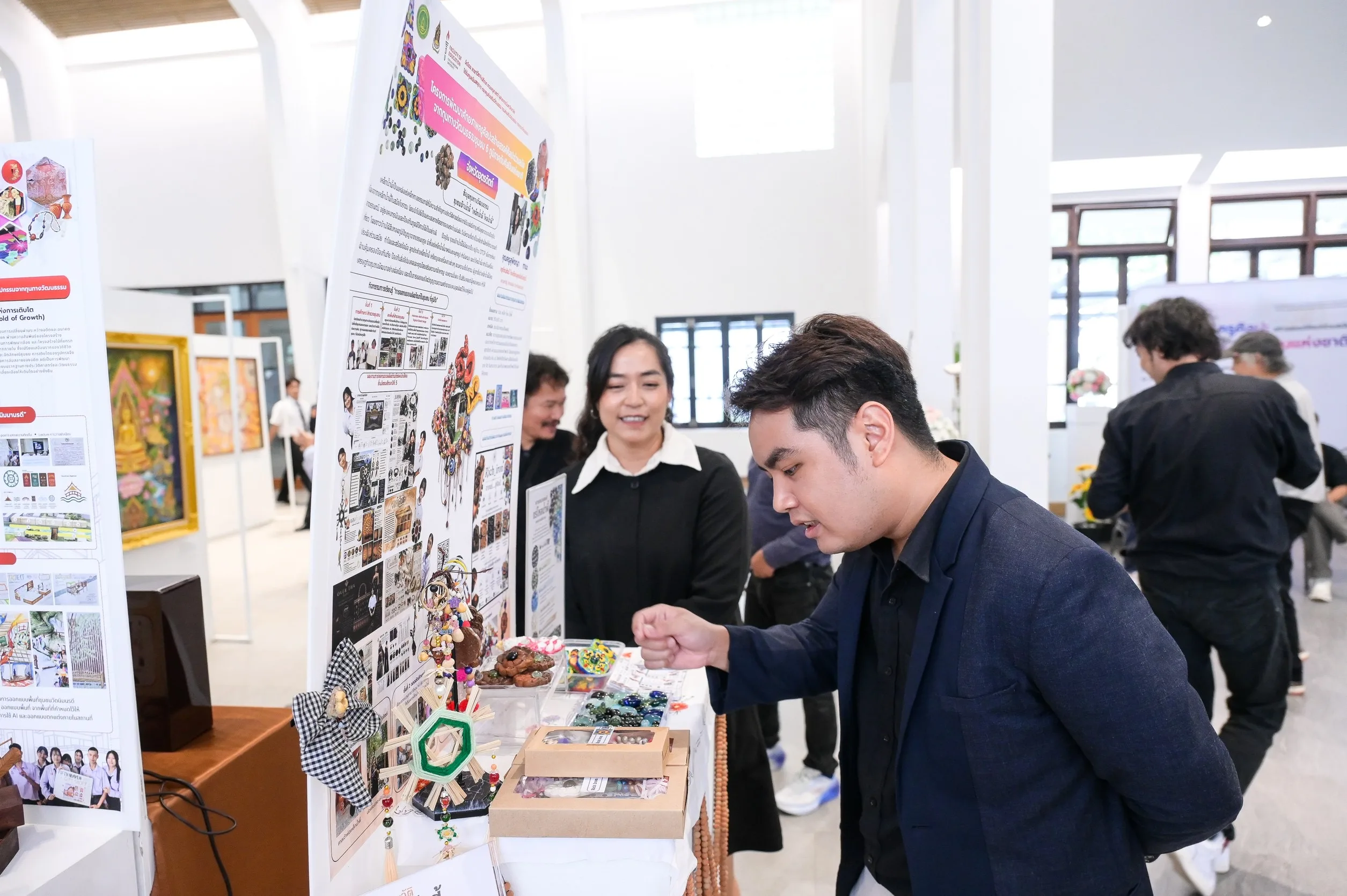 ครุศิลป์ จุฬาฯ เปิดนิทรรศการผลงานครูศิลปะจาก 6 ภูมิภาค ต่อยอดทุนวัฒนธรรมชุมชนสู่ศิลปะร่วมสมัย