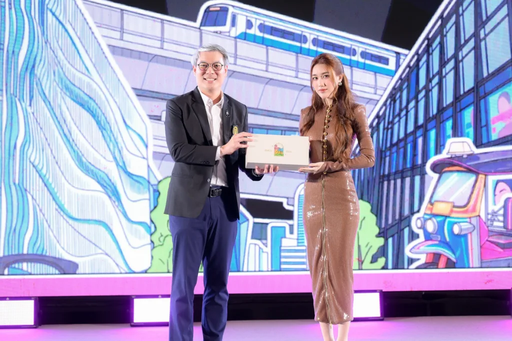 ดร.จักรพันธ์ ประภารุจิวงศ์ ผู้อำนวยการสำนักงานจัดการทรัพย์สิน จุฬาฯ และคุณเบส คำสิงห์
