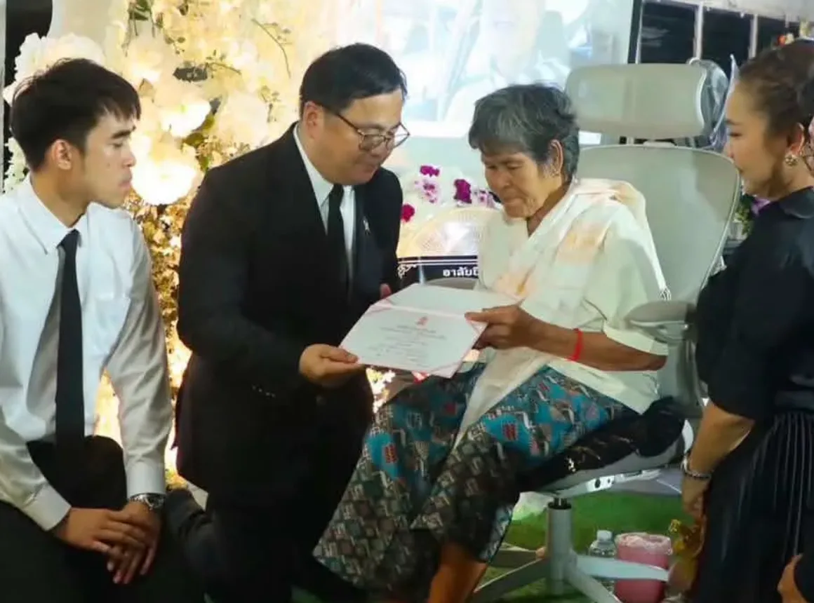 Chula President Honors Hlun Solo and Presents His Degree Certificate to His Grandmother 