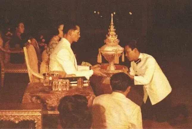 His Majesty King Bhumibol Adulyadej (Rama IX) bestowed a replica of the Royal Coronet Emblem upon Mr. Teerachai Chemnasiri, President of the Chulalongkorn University Student Club, on October 23, 1969. 