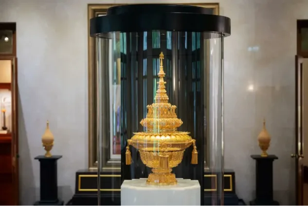 The Royal Phra Kiao Emblem, bestowed for Chulalongkorn University's Royal Commencement Ceremony, is displayed in the central hall on the second floor of the Chulalongkorn University Museum. 