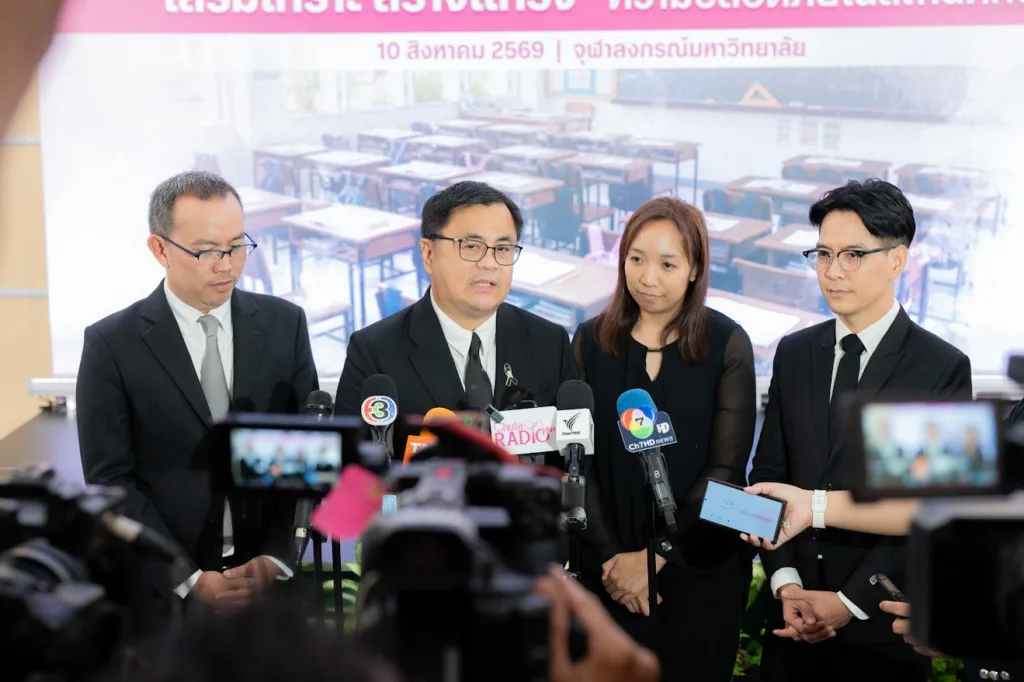 อธิการบดี จุฬาฯ และวิทยากร ให้สัมภาษณ์สื่อมวลชน