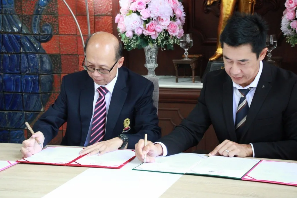 Prof. Dr. Polkit Sangvanich, Dean of the College of Lifelong Learning and authorized representative of the President of Chulalongkorn University (left) and Dr. Nattakrit Thewphaingarm, representative of the licensee of the two schools under the Thewphaingarm group (right)