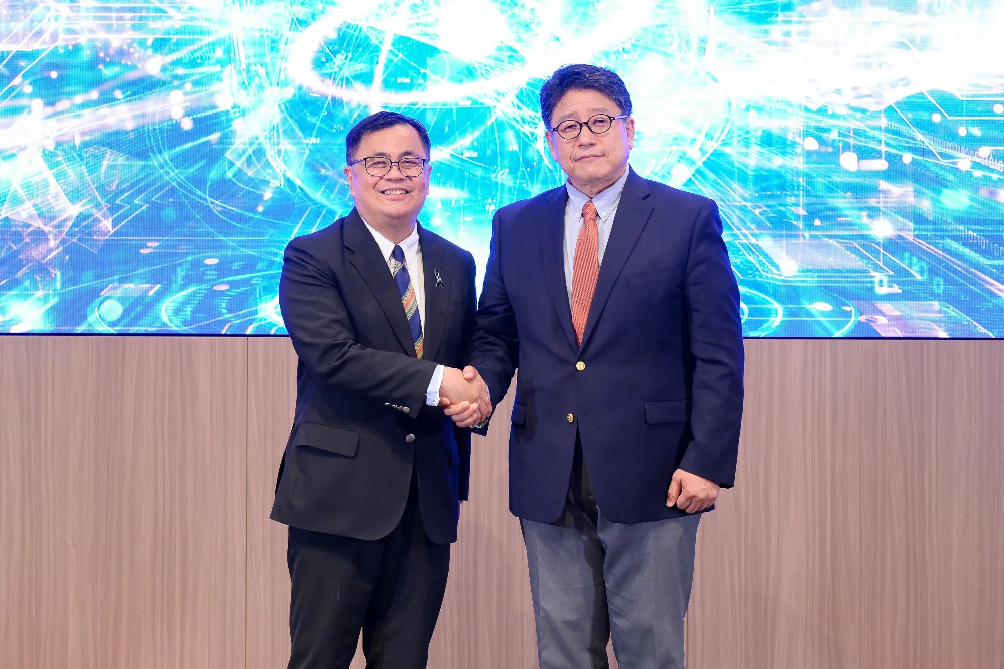 Prof. Dr. Wilert Puriwat, President of Chulalongkorn University ( left) and Dr. Jaewan Kim, Chief Product Officer of Qunova Computing (right)